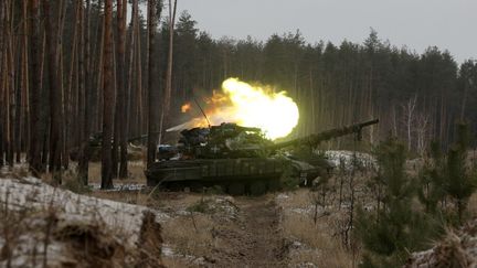 Un char ukrainien tire sur des positions russes, près de Kreminna, dans la région de Louhansk (Ukraine), le 12 janvier 2023. (ANATOLII STEPANOV / AFP)