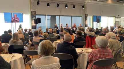 Le Café littéraire, une institution du festival, a fait le plein cette année. Les écrivains s'y succèdent toute la journée, pour des rencontres animées par Maëtte Chantrel, co-fondatrice du festival et Pascal Jourdana (Laurence Houot / FRANCEINFO CULTURE)