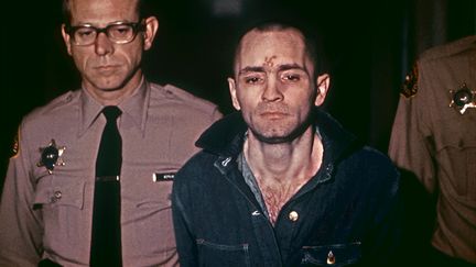 Le meurtrier Charles Manson, le 29 mars 1971, avant d'entendre sa condamnation à mort, prononcée par le tribunal de Los Angeles (Etats-Unis). (UPI)