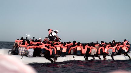 Des migrants secourus en Méditerranée, le 9 juin 2018. (KARPOV / SOS MEDITERRANEE)