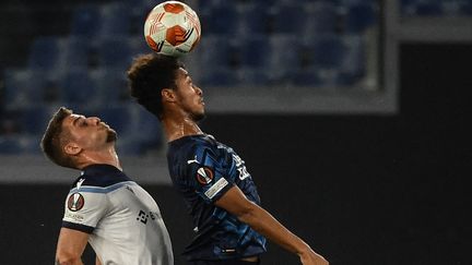 Le milieu de terrain de la Lazio&nbsp;Sergej Milinkovic-Savic perd son duel aérien avec le Marseillais&nbsp;Boubacar Kamara, lors du match Lazio-OM le 21 octobre 2021. (FILIPPO MONTEFORTE / AFP)