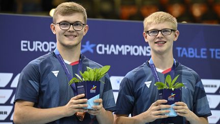 Les Français Alexis et Felix Lebrun (de g. à dr.) ont décroché le bronze en double en tennis de table aux championnats européens à Munich, le 18 août. (TOBIAS SCHWARZ / AFP)