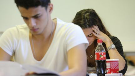 Des lyc&eacute;ens planchent sur l'&eacute;preuve de philosophie du baccalaur&eacute;at, le 16 juin 2014, &agrave; La Possession (La R&eacute;union). (RICHARD BOUHET / AFP)