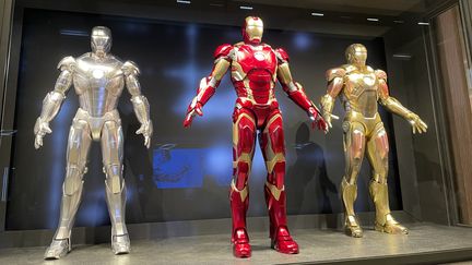 Trois armures d'Iron Man en taille réelle sont exposées dans le hall d'entrée de l'hôtel "New York - The Art of Marvel". (Anthony Jammot)