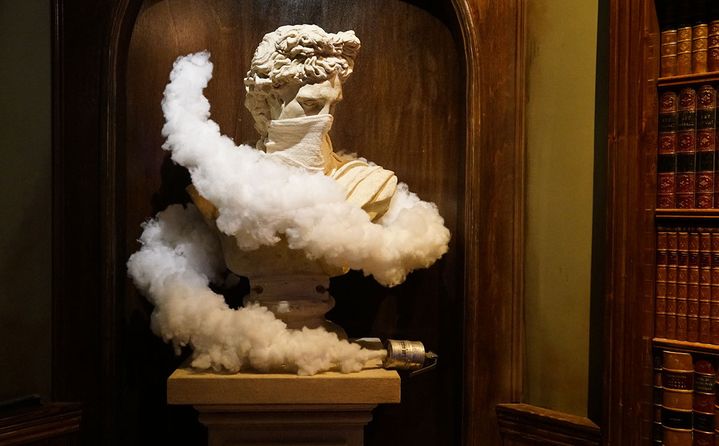 Dans une niche du piano-bar,  une statue se protège des gaz lacrymogènes...
 (http://walledoffhotel.com/)