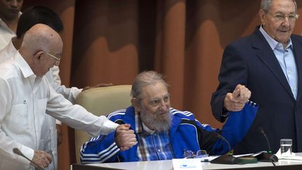 19 avril 2016. Affaibli et en survêtement, Fidel Castro fait sa dernière apparition en public, lors du congrès du Parti communiste, aux côtés de son frère Raul (à droite).&nbsp; (ISMAEL FRANCISCO / AP / SIPA)