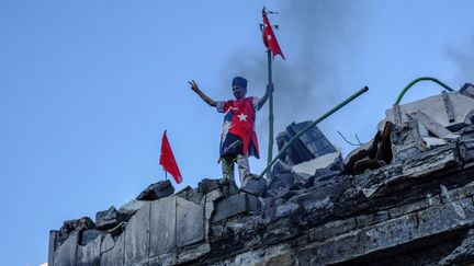 Un homme qui manifeste sur la place Taksim &agrave; Istanbul, le 6 septembre 2013. (ANDREY STENIN / RIA NOVOSTI)