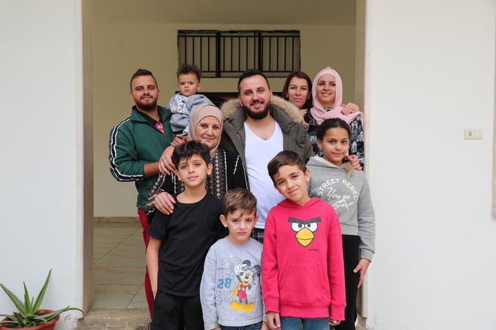 La famille Shemaly devant sa maison à El Marj dans la plaine de la Bekaa au Liban, le 30 octobre 2021. (PIERRE-LOUIS CARON / FRANCEINFO)