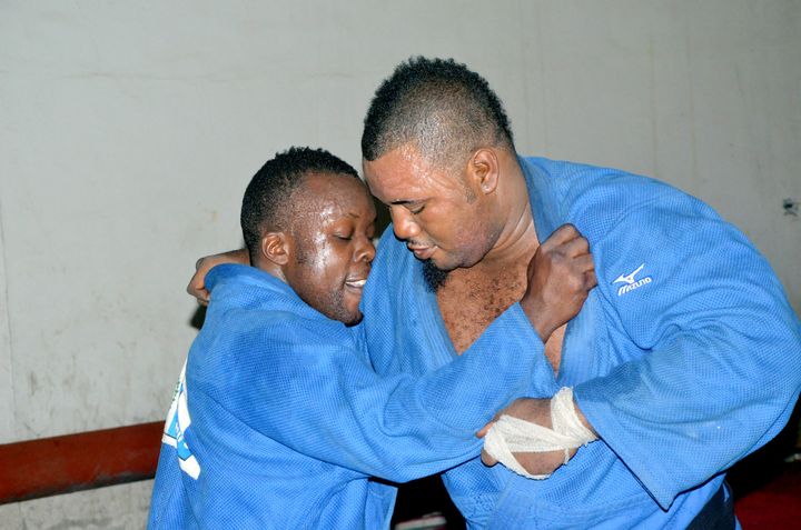 Le judoka Cédric Mandembo (à droite) lors d'un entraînement à Kinshasa&nbsp;(République démocratique du Congo) le 9 juillet 2012,&nbsp;moins de trois semaines avant le début des JO de Londres. (JUNIOR D. KANNAH / AFP)