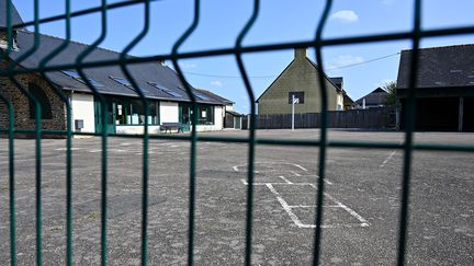 Une cour d'école (illustration). (DAMIEN MEYER / AFP)