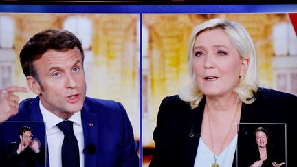 Le président-candidat Emmanuel Macron a fait face à la candidate du RN Marine Le Pen lors du débat du second tour de la présidentielle, le 20 avril 2022, à Saint-Denis (Seine-Saint-Denis). (LUDOVIC MARIN / AFP)