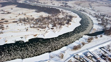 Des morceaux de glace flottent sur l'Oder &agrave; la fronti&egrave;re entre l'Allemagne et la Pologne, le 10 f&eacute;vrier 2012. (PATRICK PLEUL / DPA)