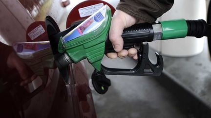 L'essence n'est plus la seule &agrave; co&ucirc;ter cher : le gazole, carburant pr&eacute;f&eacute;r&eacute; des Fran&ccedil;ais, a franchi un nouveau record, le 19 mars 2012. (JS EVRARD / SIPA)