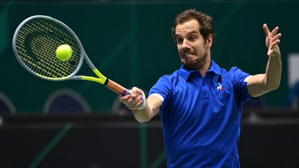 Richard Gasquet lors de son match face à Tomas Machac, dans le cadre de la rencontre de Coupe Davis entre la France et la Hongrie , le 25 novembre 2021 à Innsbruck, en Autriche. (JOE KLAMAR / AFP)