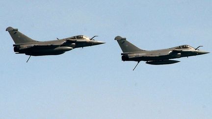 Deux avions Rafale durant un exercice militaire avec l'armée indienne, le 11 mai 2017 au large des côtes de Brest (Finistère). (FRED TANNEAU / AFP)