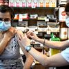 Une personne se fait vacciner contre le Covid-19 à Paris, le 19 octobre 2022. (CHRISTOPHE ARCHAMBAULT / AFP)