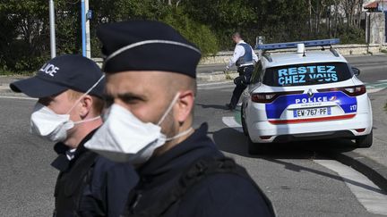 Des policiers chargés de contrôler les véhicules (photo d'illustration). (CHRISTOPHE SIMON / AFP)