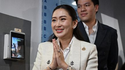 Paetongtarn Shinawatra dans les studios de télévision d'une chaîne thailandaise, le 16 août 2024 à Bangkok. (LILLIAN SUWANRUMPHA / AFP)