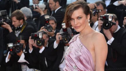 La pose mannequin de Milla Jovovich est un peu d&eacute;routante. On a envie de lui crier "Tiens toi droite!" (ALBERTO PIZZOLI / AFP)