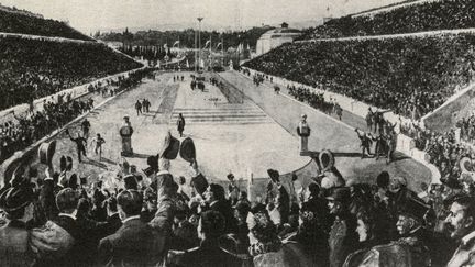 Le vainqueur du marathon, Louis Spiridon, à son arrivée au Stade olympiques d'Athènes, en avril 1896. (DEA PICTURE LIBRARY / DE AGOSTINI EDITORIAL / GETTY IMAGES)