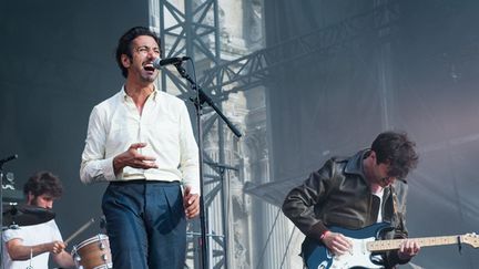 Arthur Teboul de Feu! Chatterton entouré de Raphaël et Sébastien (Clément et Antoine sont hors champ) à l'Hôtel de Ville de Paris en juillet 2016.
 (David Wolff - Patrick/Redferns/Getty)