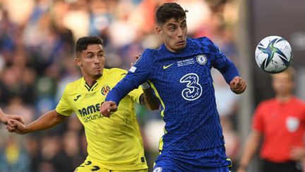 Yeremi Pino (Villarreal) ici au duel avec l'attaquant des Blues, Kei Havertz (Chelsea), à l'occasion de la Supercoupe d'Europe, mercredi 11 août 2021. (PAUL ELLIS / AFP)