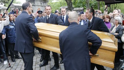 Le cercueil du chanteur&nbsp;Georges Moustaki lors de ses obs&egrave;ques au cimeti&egrave;re du P&egrave;re Lachaise &agrave; Paris le 27 mai 2013 (FRANCOIS GUILLOT / AFP)