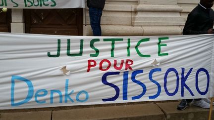 Une marche a eu lieu à&nbsp;Châlons-en-Champagne&nbsp;en la mémoire de Denko Sissoko, le 11 janvier 2017. (RADIO FRANCE - SOPHIE CONSTANZER)