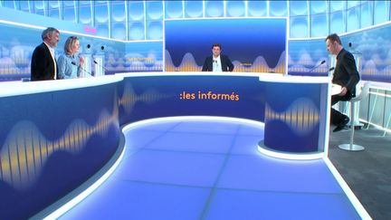 Tous les&nbsp;vendredis, les informés débattent de l'actualité autour de Lorrain Sénéchal et Renaud Dély. (FRANCEINFO / RADIOFRANCE)