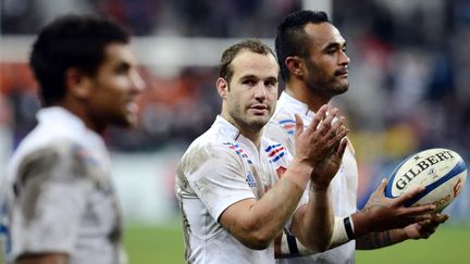 Fr&eacute;d&eacute;ric Michalak, l'ouvreur du XV de France, salue le public apr&egrave;s la victoire des Bleus contre les Samoa (22-14) au Stade de France le 24 novembre 2012.&nbsp; (FRANCK FIFE / AFP)