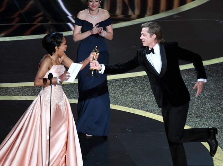 Brad Pitt reçoit son Oscar des mains de l'actrice Regina King, sur la scène du Dolby Theatre, à Hollywood (Californie, Etats-Unis), le 9 février 2020. (KEVIN WINTER / GETTY IMAGES NORTH AMERICA)