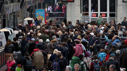 Des voyageurs à la gare de Lyon, le 16 février, pendant la grève des contrôleurs. (DELPHINE GOLDSZTEJN / MAXPPP)