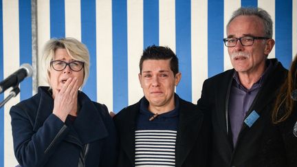 Jonathann Daval (au centre) avec les parents d'Alexia Daval, lors de la marche blanche en mémoire de la jeune femme. Jonathann Daval a par la suite été suspecté du meurtre. (SEBASTIEN BOZON / AFP)