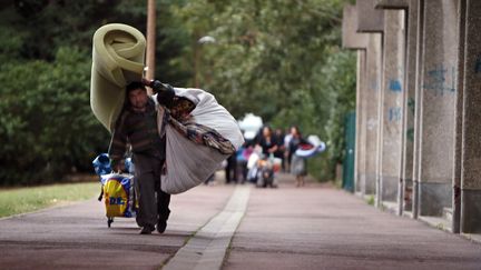 Un homme quitte le campement de Roms &agrave; Evry (Essonne), le 26 ao&ucirc;t 2012. (KENZO TRIBOUILLARD / AFP)