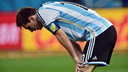 Le capitaine argentin Lionel Messi reprend son souffle lors de la demi-finale contre les Pays-Bas, mercredi 9 juillet &agrave; Sao Paulo (Br&eacute;sil). (NELSON ALMEIDA / AFP)