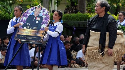 Dans le cortège funèbre, les jeunes filles portent le portrait du roi. (AFP PHOTO / Torsten BLACKWOOD)