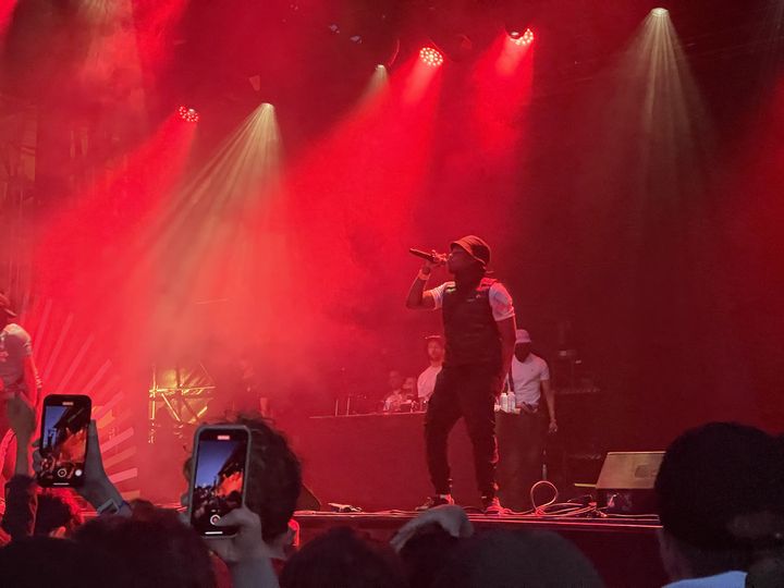 Le rappeur&nbsp;1pliké140 avec son backeur sur la scène de La Canopée lors du We Love Green Festival, le 2 juin 2022. (NISRINE MANAI / FRANCEINFO CULTURE)