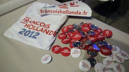 Les "Goodies" à l'entrée du meeting d'Hollande au Bourget (THOMAS COEX / AFP)