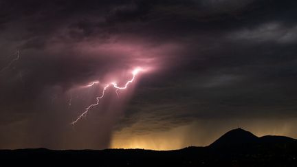 Un éclair à Clermont-Ferrand (Puy-de-Dôme), le 2 juin 2022.&nbsp; (MAXPPP)