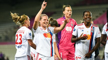 Les joueuses de l'Olympique Lyonnais célèbrent leur titre de championne de France après leur victoire contre le Paris-Saint-Germain, le 29 mai 2022 au stade Jean-Bouin. (VICTOR JOLY / DPPI via AFP)