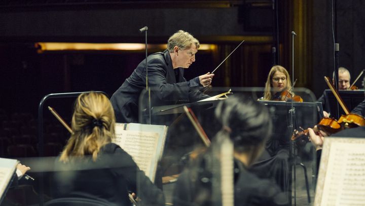 Douglas Boyd en concert dirigeant l'Orchestre de chambre de Paris
 (Jean-Baptiste Millot.)