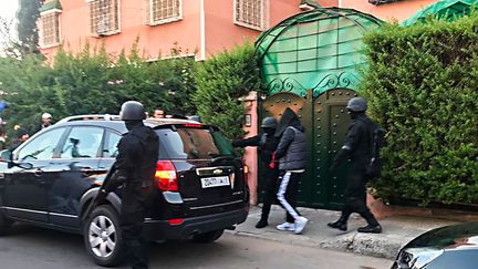 Arrestation d'un suspect dans la banlieue de Marrakech après l'assassinat de deux touristes scandinaves près du village d'Imlil, en décembre 2018. Les membres du Bureau central d'investigation judiciaire (BCIJ), ici en action, sont en charge de la lutte anti-terroriste.&nbsp; (- / AFP)