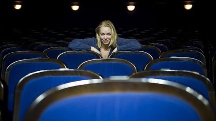 La soprano Henriikka Grondahl chante des airs à domicile pour soulager les âmes en peine (Stockholm, 27 mars 2012)
 (Jonathan Nackstrand / AFP)