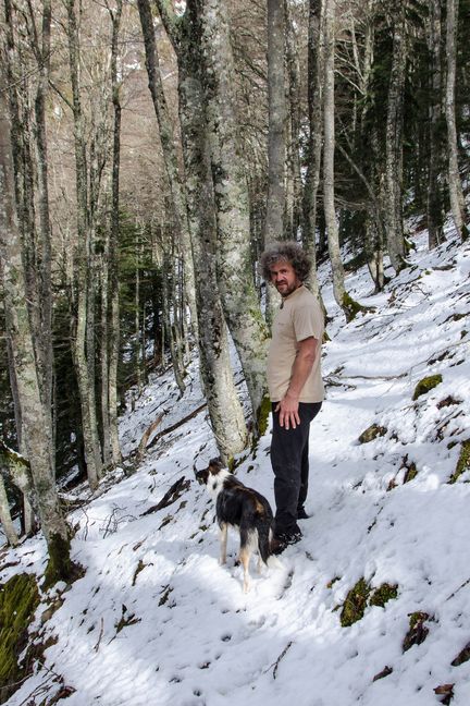 Jean-Marc Etxezaharreta sur les hauteurs d'Urdos (Pyrénées-Atlantiques), le 12 avril 2018. (THOMAS BAÏETTO / FRANCEINFO)