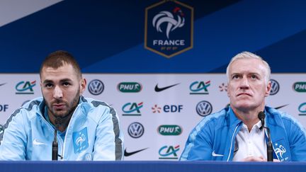 Karim Benzema et Didier Deschamps assistent à une conférence de presse, au stade de France, à Saint-Denis, le 25 mars 2015. (YOAN VALAT / MAXPPP)