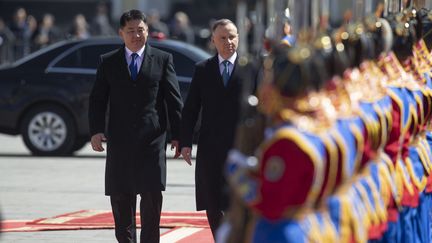 Le président mongol Ukhnaa Khurelsukh reçoit le chef d'Etat polonais Andrzej Duda à Oulan-Bator (Mongolie) le 25 avril 2023 (BYAMBASUREN BYAMBA-OCHIR / AFP)