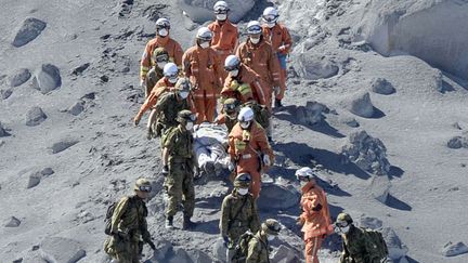 &nbsp; (Les randonneurs ont été surpris par la brusque éruption volcanique © REUTERS/Kyodo)