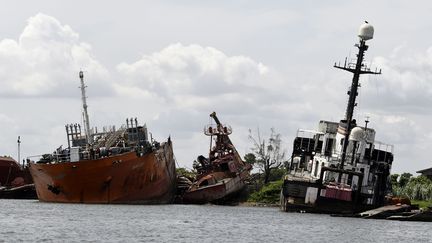 Des carcasses de vieux bateaux jonchent la lagune de Lagos, au Nigeria, cimetière marin anarchique. (PIUS UTOMI EKPEI / AFP)