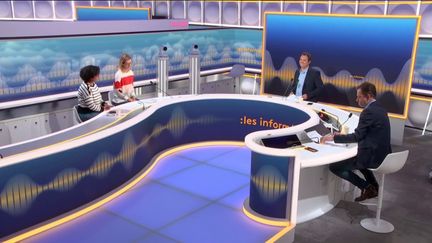 Autour de Marc Fauvelle et Renaud Dély, les informés débattent de l'actualité, lundi 16 janvier 2023. (FRANCEINFO / RADIOFRANCE)