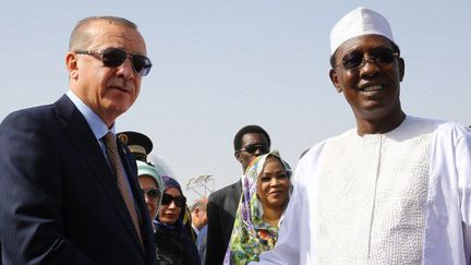 Le président turc Recep Tayyip Erdogan (G) et le président du Tchad Idriss Déby, le 26 décembre 2017, dans la capitale tchadienne, N'Djamena. (KAYHAN OZER / TURKISH PRESIDENTIAL PRESS SERVICE / AFP)